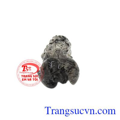 Tỳ hưu thạch anh tóc đen mệnh mộc được chạm khắc từ thạch anh tóc thiên nhiên.