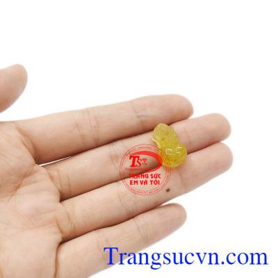 Tỳ hưu là linh vật mang đến sự may mắn, hút tiền tài và giữ của cho gia chủ. Tỳ hưu thạch anh tóc mệnh kim