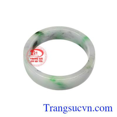 Vòng tay cẩm thạch đại lợi mang lại vẻ sang trọng cho người đeo.