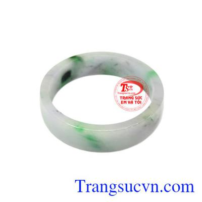 Vòng tay cẩm thạch đại lợi là sản phẩm được chế tác từ ngọc cẩm thạch thiên nhiên, chất lượng cao.