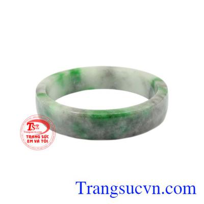 Vòng tay cẩm thạch thiên nhiên đẹp có thể làm quà tặng bà, cho mẹ vào những dịp đặc biệt.