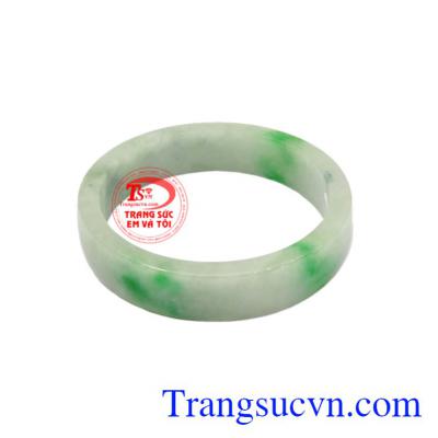 Vòng tay ngọc cẩm thạch an yên có giấy kiểm định đá quý do trung tâm kiểm định uy tín cấp.