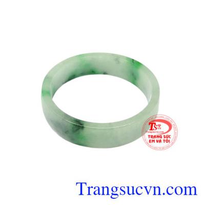 Vòng tay ngọc cẩm thạch chất lượng được chế tác từ ngọc cẩm thạch thiên nhiên.