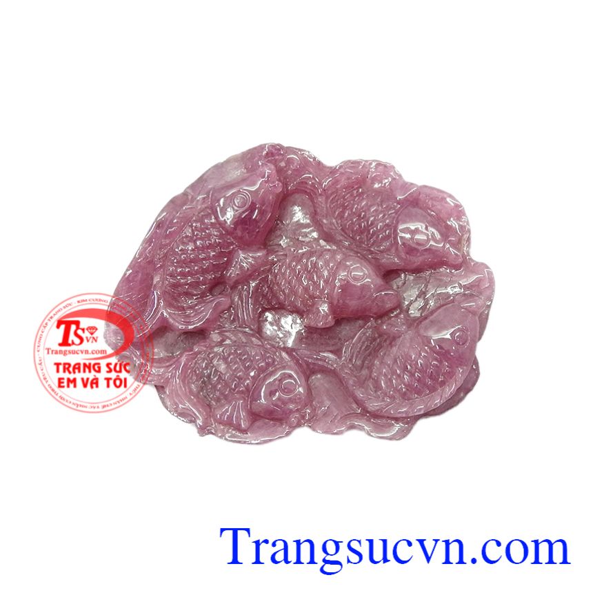 Mặt đá cá chép ruby thiên nhiên là sản phẩm được chạm khắc tinh tế từ ruby thiên nhiên.