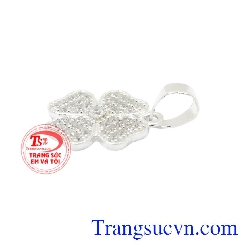 Mặt dây bạc hoa xinh xắn có thể kết hợp với nhiều kiểu trang phục.