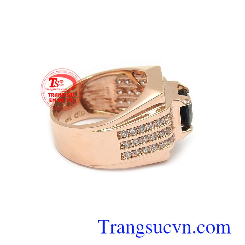 Nhẫn nam vàng hồng sapphire may mắn được mọi người ưa chuộng sử dụng và là món quà ý nghĩa cho người yêu thương