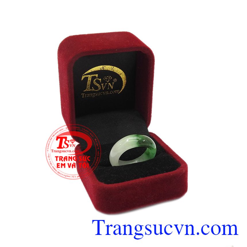 Nhẫn ngọc cẩm thạch dùng được cho nhiều lứa tuổi, cả nam và nữ. Nhẫn ngọc trắng lục.