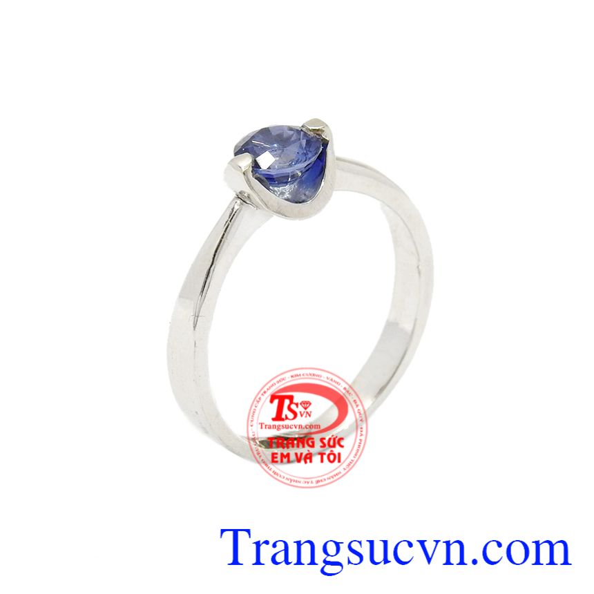 Nhẫn nữ Sapphire vàng trắng đẹp là sản phẩm dành cho những nàng yêu thích sự đơn giản nhưng vẫn mang lại nét nổi bật.