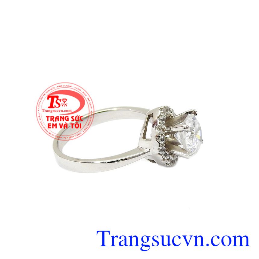 Sản phẩm kết hợp cùng đá cz giúp cho chiếc nhẫn càng thêm nổi bật và lấp lánh. Nhẫn nữ vàng trắng yêu kiều