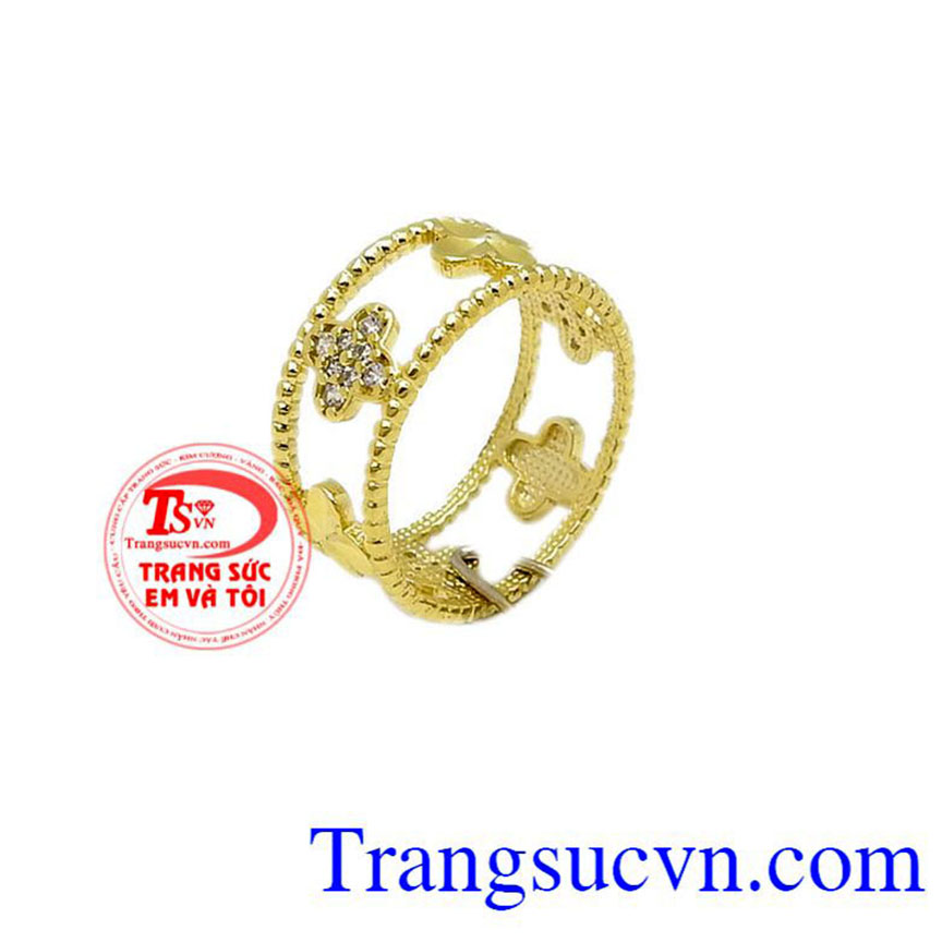 Nhẫn vàng hoa bốn cánh là sản phẩm được thiết kế độc đáo, năng động, trẻ trung.