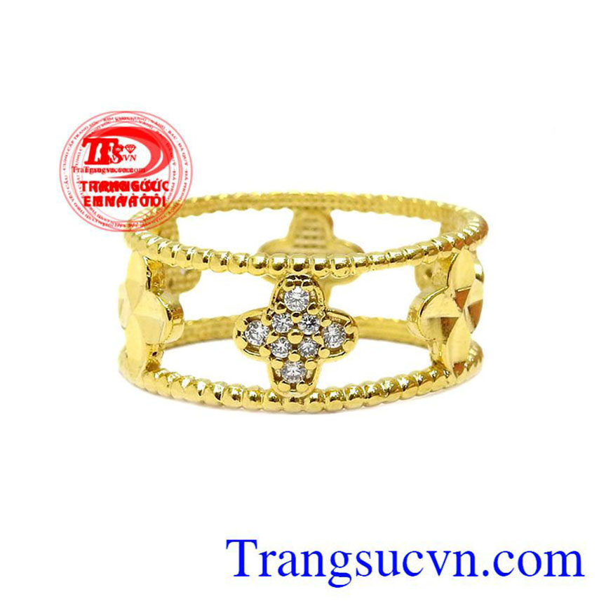 Nhẫn vàng hoa bốn cánh làm tôn lên vẻ đẹp hiện đại của phái nữ.