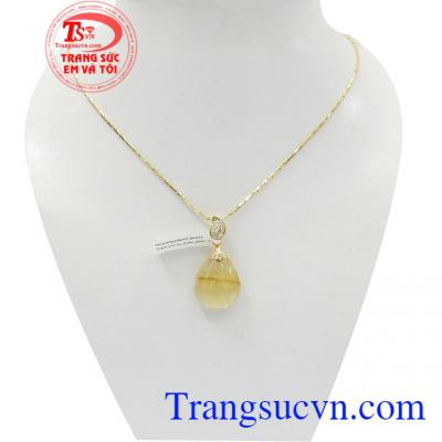 Bộ dây thạch anh tóc vàng may mắn với màu vàng đặc trưng, tượng trưng cho màu của nắng, màu của ánh mặt trời ấm áp, nuôi dưỡng sự sống