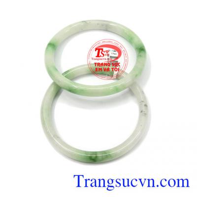 Cặp vòng ngọc cẩm thạch thiên nhiên tỏa ra một nguồn năng lượng mạnh mẽ, ảnh hưởng tích cực tới người đeo
