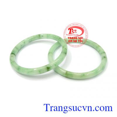 Cặp vòng tay ngọc cẩm thạch thiên nhiên cao cấp được chế tác nguyên khối từ đá cẩm thạch, mang một giá trị to lớn cho người sở hữu