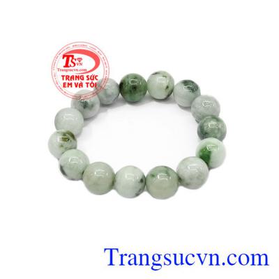 Chuỗi vòng ngọc trắng bằng ngọc Phỉ Thúy mang nguồn năng lượng dồi dào, mang lại bình an, may mắn, tài lộc cho chủ nhân, vì thế được rất nhiều người ưa chuộng,Chuỗi vòng ngọc trắng