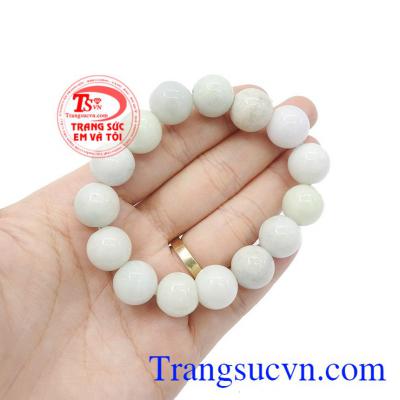 Khi người ta đeo Ngọc, do tác động của các khoáng chất vi lượng, tác động đặc biệt vào da vào các khí mạch, giúp cho cải tạo sức khỏe tốt lên, vận khí cũng tốt lên,Chuỗi vòng ngọc trắng