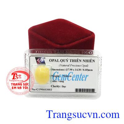 Đá opal quý thiên nhiên thịnh vượng được chạm khắc hình oval rất tiện dụng.