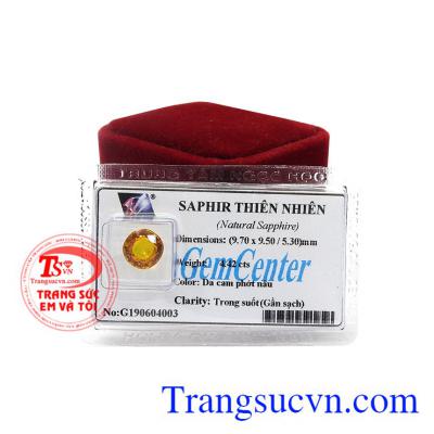 Đá sapphir thiên nhiên đẹp được ép vỉ nhằm bảo vệ viên đá được bền đẹp.