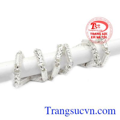 Dây chuyền bạc có thể kết hợp thêm mặt dây để tạo điểm nhẫn. Dây chuyền bạc nam thành đạt