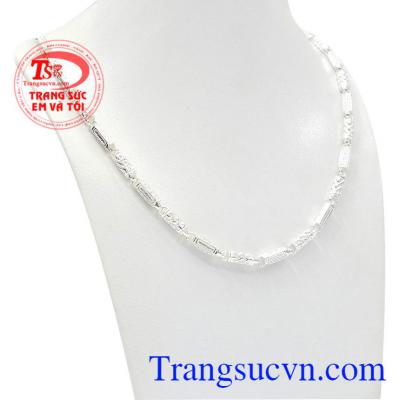 Dây chuyền bạc nam thành đạt được thiết kế mang phong cách mạnh mẽ.