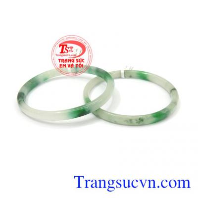 Vòng ngọc cẩm thạch thiên nhiên chứa nguồn năng lượng dồi dào, đeo hợp phong thủy, có tác dụng mang bình an, hạnh phúc và thăng tiến cho người đeo