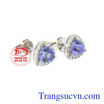Hoa tai Tanzanite vàng trắngg được chế tác với sự kết hợp giữa đá Tanzanite thiên nhiên và kim cương thiên nhiên mang lại vẻ sang trọng, quý phái cho phái đẹp.