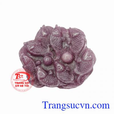 Mặt cá chép ruby may mắn là sản phẩm được chế tác tinh xảo từ đá ruby thiên nhiên.