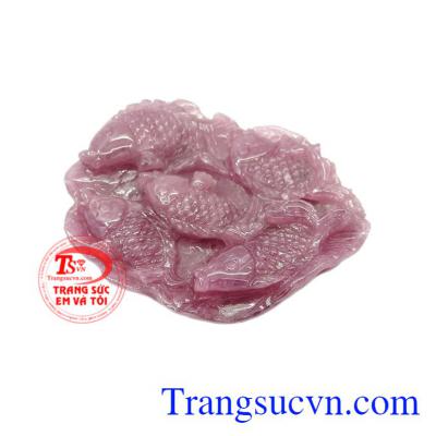 Cá chép cũng được xem là linh vật phong thủy có khả năng chiêu tài khí, tạo may mắn tài lộc cho gia chủ. Mặt đá cá chép ruby thiên nhiên