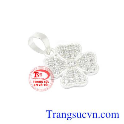 Mặt dây bạc hoa xinh xắn được thiết kế tinh tế, mang lại nét dễ thương cho phái đẹp.