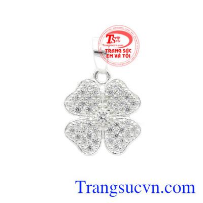 Mặt dây bạc hoa xinh xắn là sản phẩm phù hợp với những cô gái thích sự dịu dàng, dễ thương.