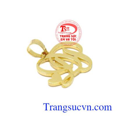 Mặt dây chữ ĐP được chế tác từ vàng tây 10k sáng bóng.
