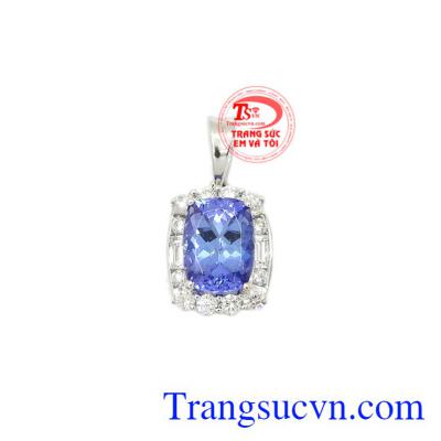 Mặt dây Iolite vàng trắng là sản phẩm được chế tác từ đá quý Iolite thiên nhiên và kim cương kiên nhiên tôn lên vẻ sang trọng, đẳng cấp cho người đeo.