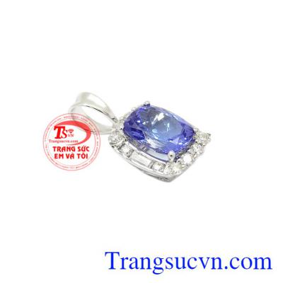 Mặt dây Iolite vàng trắng kết hợp cùng dây chuyền vàng trắng mang lại vẻ nữ tính, hiện đại cho phái đẹp.