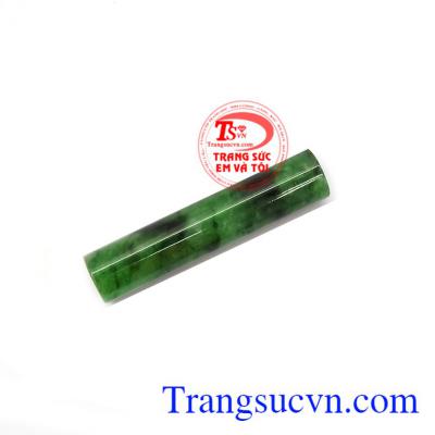 Người ta tin rằng đeo ngọc trên người tốt cho vận khí, tốt cho sức khỏe và tiền tài