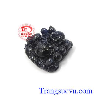 Người ta tin rằng nụ cười nội tâm của phật Di Lặc mạnh tới mức nó luôn tỏa sáng trên khuôn mặt hiền từ và Phật tới đâu ở đó có hạnh phúc Mặt phật Di Lặc sapphire hạnh phúc