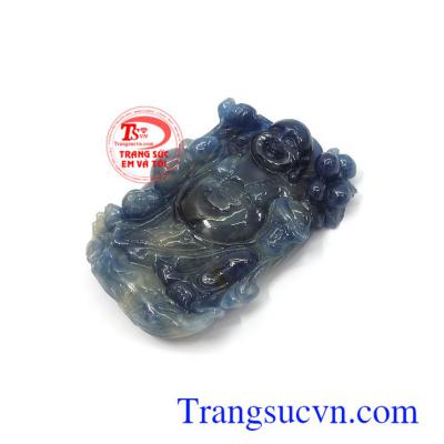 Mặt phật Di Lặc sapphire may mắn là biểu tượng của hạnh phúc, niềm vui, thịnh vượng và bình an, được nhiều người sử dụng như lá bùa hộ mệnh cho bản thân