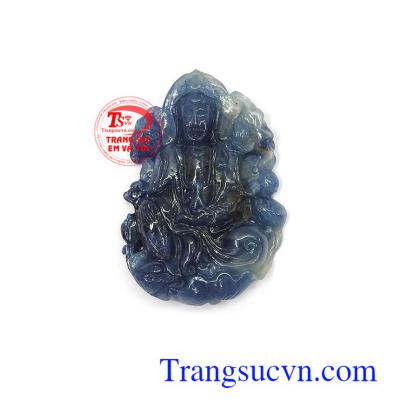 Mặt phật Quan Âm sapphire an lành là biểu tượng của sự bình an, lòng thánh thiện, bác ái, hướng phật, đem tới sự may mắn cho người đeo