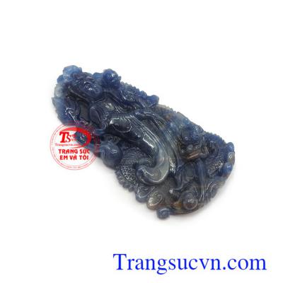 Mặt Quan Âm ngự long sapphire cát khí được nhiều người luôn đeo bên người như lá bùa hộ mệnh cho bản thân
