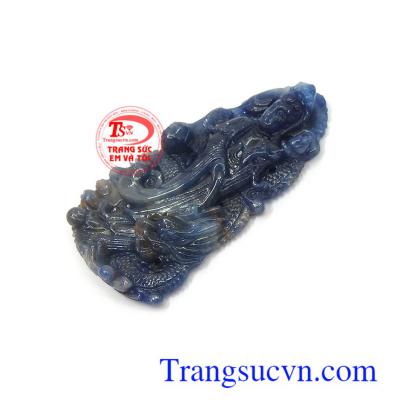 Mặt Quan Âm ngự long sapphire cát khí luôn là biểu tượng của sự bình an, lòng thánh thiện, bác ái, hướng phật, đem tới sự may mắn cho gia chủ