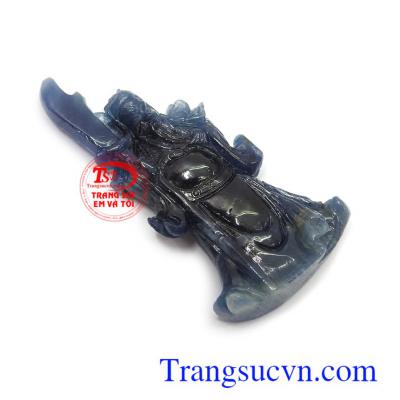 Mặt Quan Vân Trường sapphire tài lộc trong phong thủy có tác dụng trấn trách, mang lại tài lộc, thịnh vượng và củng cố quyền lực, địa vị trong công việc, xã hội cho người đeo