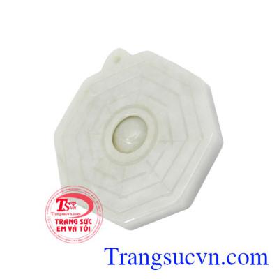 Thời xưa ở Phương Đông người ta cho rằng khi nắm chặt một mảnh jadeit trong tay có thể ký kết được hợp đồng thương mại có lợi