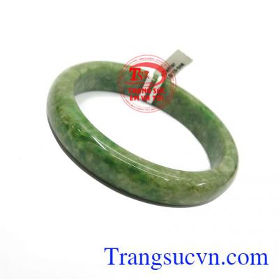 Ngọc cẩm thạch có tác động tích cực đến không chỉ sức khỏe mà cả sự thịnh vượng của người đeo