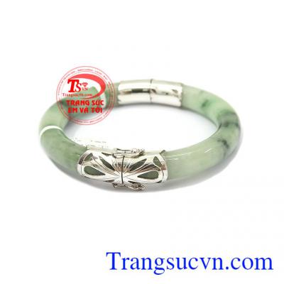 Ngọc vân sáng dát bạc là món quà ý nghĩa cho mẹ, bà vào những dịp đặc biệt