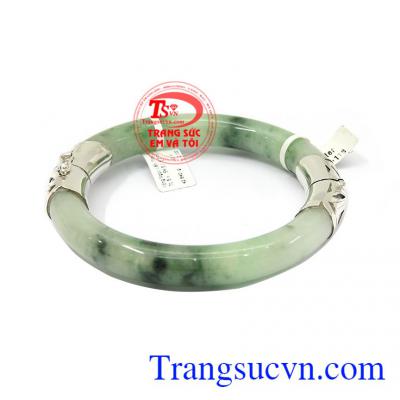 Ngọc vân sáng dát bạc đem lại sự bình yên, an yên cho người đeo