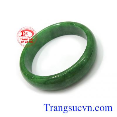 Ngọc Xanh Đốm trong phong thủy mang một nguồn năng lượng dương dồi dào. Vì thế, khi mang Vòng Cẩm Thạch bạn sẽ được tiếp thêm nguồn động lực, mạnh mẽ, lạc quan trong cuộc sống