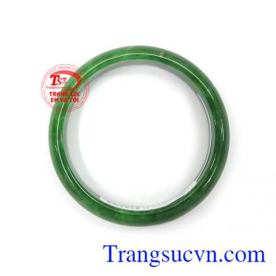 Ngoài ra, đeo vòng tay ngọc cẩm thạch còn giúp xua tan sự phiền muộn mang lại may mắn và thuận lợi trong công việc và cuộc sống