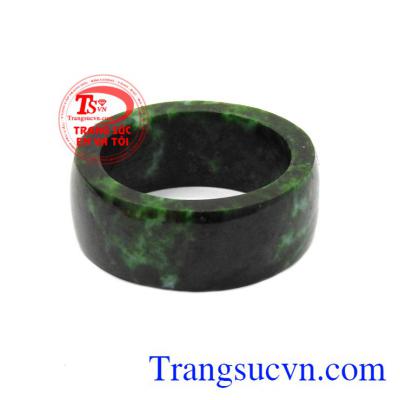 Nhẫn nam ngọc cẩm thạch vân xanh. Ngọc cẩm thạch là một trong những loại ngọc được rất nhiều khách hàng lựa chọn do tính chất bền đẹp, ngọc sáng, dễ kết hợp với nhiều loại trang phục. 