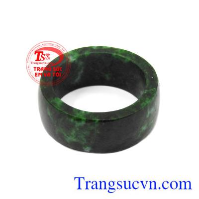 Hơn thế nữa, sản phẩm ngọc cẩm thạch giúp đem lại sự sang trọng và may mắn cho người đeo.Nhẫn nam ngọc cẩm thạch vân xanh.