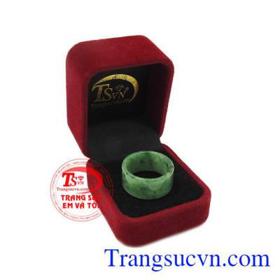 Nhẫn cẩm thạch có thể đeo ngón cái thể hiện sự mạnh mẽ của phái mạnh. Nhẫn nam ngọc phỉ thúy may mắn