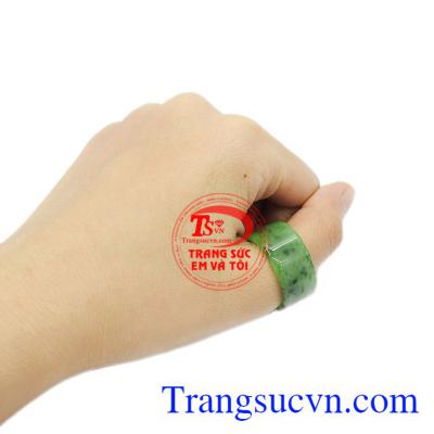 Đeo ngọc tốt cho khí huyết lưu thông, sức khỏe và tiền tài. Nhẫn nam ngọc phỉ thúy may mắn